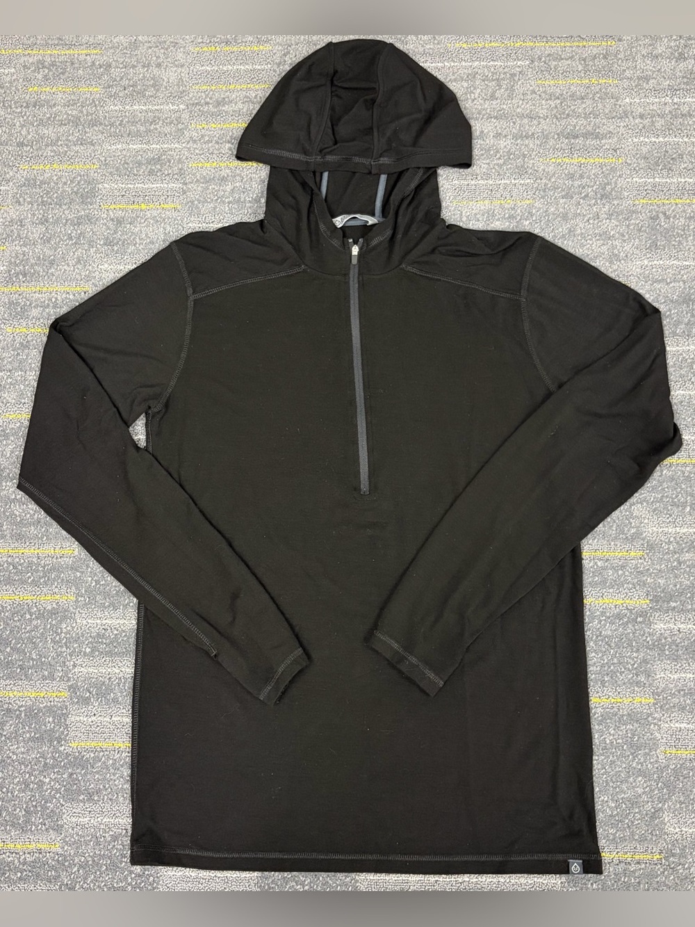 TASC Performance Elevation Merino Wool Blend Hoodie Mens Medium Black Base Layer